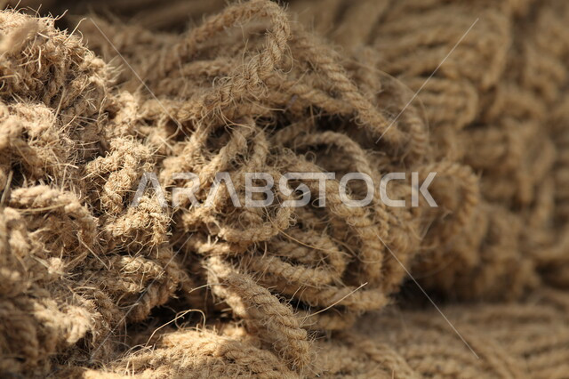 صورة مقربة لمجموعة من الحبال الخشنة، حبال مصنوعة من مخلفات اشجار النخيل