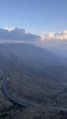 المعالم والأماكن الطبيعية السياحية المشهورة في المملكة العربية السعودية, خطوط سير السيارات, منطقة عقبة ابها في مدينة عسير في النهار, القمم والمرتفعات في المناطق الجبلية