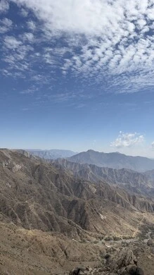 التضاريس والبيئة الجبلية لمنطقة أبها في عسير، الطبيعة والمنتزهات والحدائق الخضراء، سلاسل الجبال الصخرية والقمم العالية في وقت النهار،  أماكن طبيعية للمغامرات ورحلات السفاري والاستمتاع