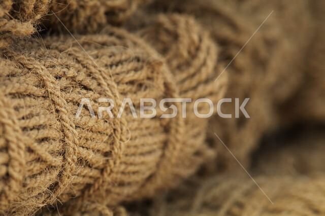 صورة مقربة لمجموعة من الحبال الخشنة، حبال مصنوعة من مخلفات اشجار النخيل