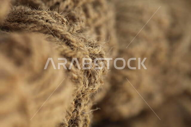 صورة مقربة لمجموعة من الحبال الخشنة، حبال مصنوعة من مخلفات اشجار النخيل