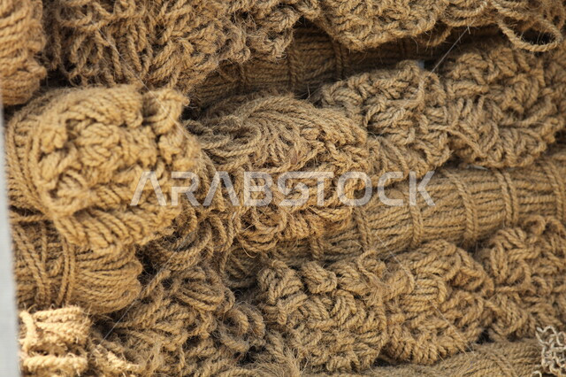صورة مقربة لمجموعة من الحبال الخشنة، حبال مصنوعة من مخلفات اشجار النخيل