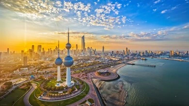 ابراج مدينة الكويت على سواحل الخليج العربي وقت غروب الشمس، الفن الهندسي لناطحات السحاب في العاصمة، أماكن سياحية مشهورة، مناطق جذب واستقطاب السياح من جميع انحاء العالم، التصاميم الهندسية المعمارية على الطراز الحديث والمتطور