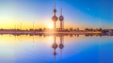 ابراج مدينة الكويت على سواحل الخليج العربي وقت غروب الشمس، الفن الهندسي لناطحات السحاب في العاصمة، أماكن سياحية مشهورة، مناطق جذب واستقطاب السياح من جميع انحاء العالم، التصاميم الهندسية المعمارية على الطراز الحديث والمتطور