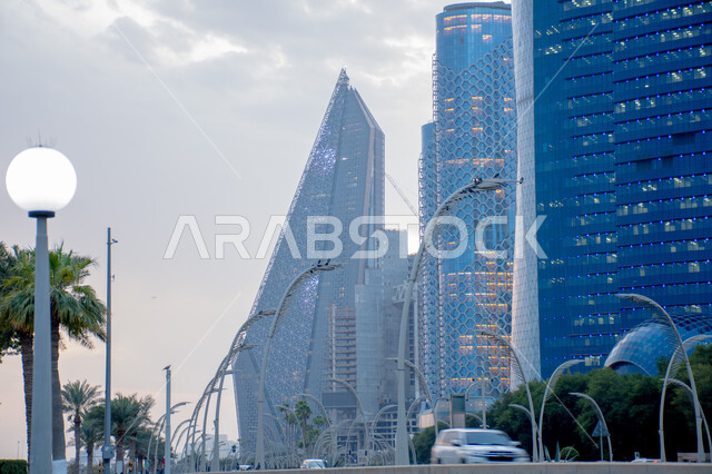 النمو والتقدم العمراني على الطراز الحديث للمباني المطلة على كورنيش دولة قطر، المباني والأبراج المبنية على الطراز الحديث، الفن الهندسي المعماري في إنشاء ناطحات السحاب والفنادق في مدينة الدوحة