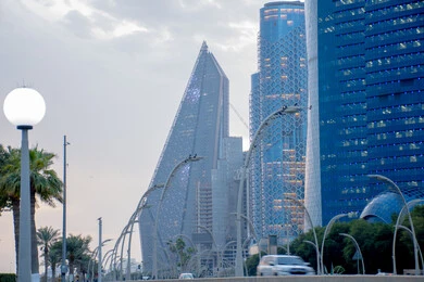 النمو والتقدم العمراني على الطراز الحديث للمباني المطلة على كورنيش دولة قطر، المباني والأبراج المبنية على الطراز الحديث، الفن الهندسي المعماري في إنشاء ناطحات السحاب والفنادق في مدينة الدوحة