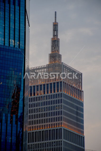 النمو والتقدم العمراني على الطراز الحديث للمباني المطلة على كورنيش دولة قطر، المباني والأبراج المبنية على الطراز الحديث، الفن الهندسي المعماري في إنشاء ناطحات السحاب والفنادق في مدينة الدوحة