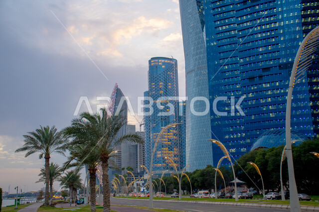 النمو والتقدم العمراني على الطراز الحديث للمباني المطلة على كورنيش دولة قطر، المباني والأبراج المبنية على الطراز الحديث، الفن الهندسي المعماري في إنشاء ناطحات السحاب والفنادق في مدينة الدوحة