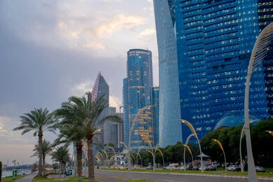النمو والتقدم العمراني على الطراز الحديث للمباني المطلة على كورنيش دولة قطر، المباني والأبراج المبنية على الطراز الحديث، الفن الهندسي المعماري في إنشاء ناطحات السحاب والفنادق في مدينة الدوحة