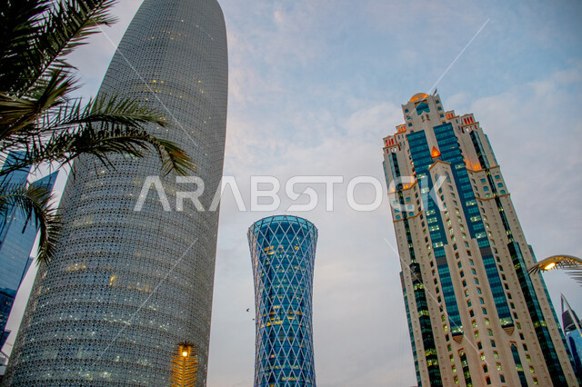 النمو والتقدم العمراني على الطراز الحديث للمباني المطلة على كورنيش دولة قطر، المباني والأبراج المبنية على الطراز الحديث، الفن الهندسي المعماري في إنشاء ناطحات السحاب والفنادق في مدينة الدوحة