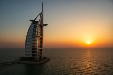برج العرب في دبي بالامارات العربية المتحدة وقت غروب الشمس، مناطق جذب واستقطاب السياح من جميع انحاء العالم، التصاميم الهندسية المعمارية على الطراز الحديث والمتطور، أماكن ومعالم ترفيهية سياحية، التطور والتقدم العمراني للمنشآت, الفن الهندسي للابراج وناطحات السحاب