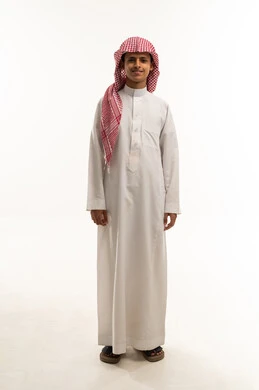 النظر الى الكاميرا بايماءات السعادة و السرور، مفهوم الاهتمام في المظهر الخارجي، بورترية لولد عربي خليجي سعودي يرتدي الثوب و الشماغ , ايماءات الوسامة والرجولة, الجسم بالطول الكامل ، خلفية بيضاء