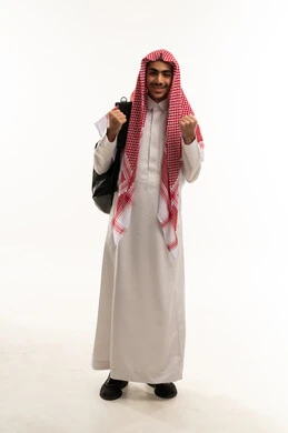 اجتياز الاختبارات بتفوق ودرجات عليا، ايماءات وتعابير اليد تدل على الفوز والنجاح، بورتريه لطالب عربي خليجي سعودي يرتديالثوب الابيض و الشماغ يحمل حقيبة الظهر ينظر الى الكاميرا بايماءات السعادة و السرور، الجسم بالطول الكامل، خلفية بيضاء