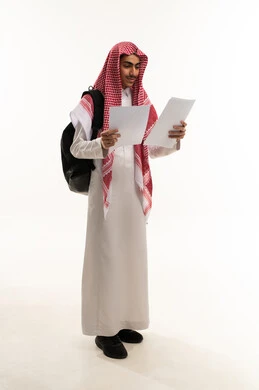 الاستعداد للعام الدراسي الجديد، التعليم الثانوي في سلطنه المملكة العربية , بورتريه لطالب ثانوي عربي خليجي عماني يرتدي الثوب الابيض و الشماغ يحمل حقيبة على ظهره ويمسك بيديه ورق دراسي , الجسم بالطول الكامل, خلفية بيضاء