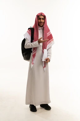 الإشارة إلى عنصر ما, التوضيح والدلالة لمكان محدد, بورتريه لطالب عربي خليجي سعودي يرتدي الثوب الابيض و الشماغ يحمل حقيبة الظهر و الاوراق الدراسية يشير بيده على الجانب، تحديد موقع شيء معين, صورة الجسم بالطول الكامل، خلفية بيضاء الإشارة إلى عنصر ما, التوضيح والدلالة لمكان محدد, بورتريه لطالب عربي خليجي سعودي يرتدي الثوب الابيض و الشماغ يحمل حقيبة الظهر و الاوراق الدراسية يشير بيده على الجانب، تحديد موقع شيء معين, صورة الجسم بالطول الكامل، خلفية بيضاء
