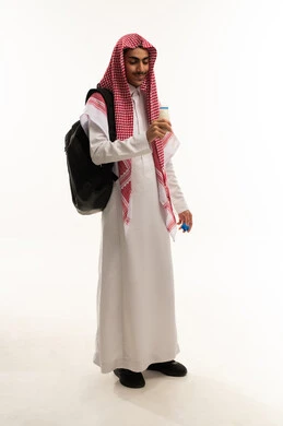 مفهوم العناية والاهتمام بالصحة, فوائد مشتقات اللبن المتعددة للجسم والعظام, بورتريه لطالب عربي خليجي سعودي يرتدي الزي التقليدي و الشماغ و حقيبة الظهر يمسك بيده زجاجة من الحليب، المحافظة على سلامة الجهاز المناعي، اتباع نظام غذائي صحي، الجسم بالطول الكامل، خلفية بيضاء