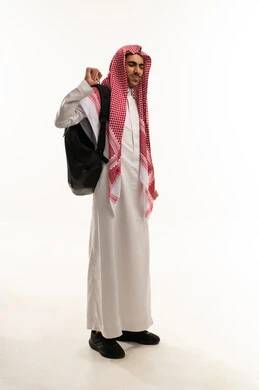 مفهوم النشاط والإستيقاظ الصباحي، بورتريه لطالب عربي خليجي سعودي يرتدي الثوب الابيض و الشماغ و الحقيبه المدرسيه يرفع يديه بإيماءات تدل على التمدد ، الإستعداد للعام الدراسي الجديد، التعليم الدراسي في المملكة العربية، الجسم بالطول الكامل، خلفية بيضاء مفهوم النشاط والإستيقاظ الصباحي، بورتريه لطالب عربي خليجي سعودي يرتدي الثوب الابيض و الشماغ و الحقيبه المدرسيه يرفع يديه بإيماءات تدل على التمدد ، الإستعداد للعام الدراسي الجديد، التعليم الدراسي في المملكة العربية، الجسم بالطول الكامل، خلفية بيضاء