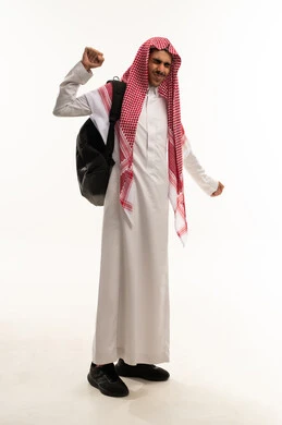 الإستعداد للعام الدراسي الجديد، مفهوم النشاط والإستيقاظ الصباحي، بورتريه لطالب عربي خليجي سعودي يرتدي الثوب الابيض و الشماغ و الحقيبه المدرسيه يرفع يديه بإيماءات تدل على التمدد ، التعليم الدراسي في المملكة العربية، الجسم بالطول الكامل، خلفية بيضاء