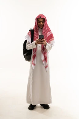 تصفح الانترنت والتسوق الالكتروني، الاطمئنان على الاهل والاصدقاء , بورترية لطالب عربي خليجي سعودي يرتدي الثوب التقليدي و الشماغ و حقيبة الظهريقوم باستخدام الهاتف المحمول, دمج التقنيات الحديثة فى الحياة اليومية، الجسم بالطول الكامل، خلفية بيضاء تصفح الانترنت والتسوق الالكتروني، الاطمئنان على الاهل والاصدقاء , بورترية لطالب عربي خليجي سعودي يرتدي الثوب التقليدي و الشماغ و حقيبة الظهريقوم باستخدام الهاتف المحمول, دمج التقنيات الحديثة فى الحياة اليومية، الجسم بالطول الكامل، خلفية بيضاء