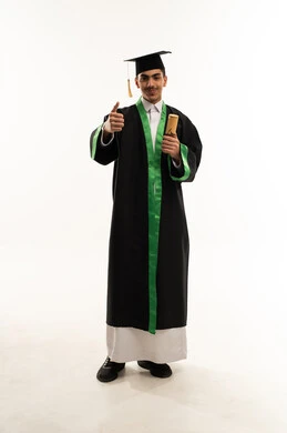 رفع اصبع الابهام للأعلى بتعابير الاعجاب، التقاط صور شخصية بثياب التخرج، الاحتفال بإنهاء المرحلة الجامعية، بورتريه لطالب عربي سعودي خليجي يرتدي العباءه وقبعة التخرج يحمل الشهادة و ينظرإلى الكاميرا بإيماءات السرور، صورة الجسم بالكامل، خلفية بيضاء