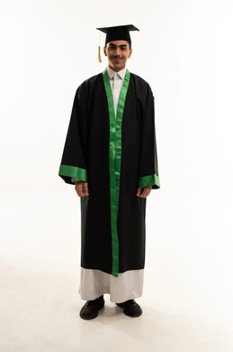 الشعور بالفرح والفخر والثقة بالنفس, مفهوم الاجتهاد والتفوق، الاحتفال بإنهاء الدراسة الجامعية، بورتريه لطالب عربي سعودي خليجي يرتدي العباءه وقبعة التخرج ينظر إلى الكاميرا بإيماءات الرضا والسرور, صورة الجسم بالطول الكامل, خلفية بيضاء