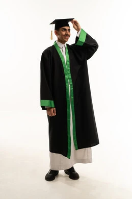 النجاح والتفوق والتخرج من الجامعة، ايماءات تدل على الشعور بالفخر والسعاده، بورتريه لطالب عربي سعودي خليجي يرتدي العباءه و يمسك بيده قبعة التخرج,، التعليم في السعوديه، الجسم بالطول الكامل ، خلفية بيضاء