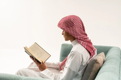هواية المطالعة والاستكشاف، قضاء وقت الفراغ بالتعلم والثقافة، مفهوم التثقيف والبحث العلمي، بورتريه من الجانب لشاب عربي خليجي سعودي يرتدي الثوب الابيض و الشماغ يجلس على الاريكة يمسك كتاب، ايماءات الاندماج و التركيز، خلفية بيضاء هواية المطالعة والاستكشاف، قضاء وقت الفراغ بالتعلم والثقافة، مفهوم التثقيف والبحث العلمي، بورتريه من الجانب لشاب عربي خليجي سعودي يرتدي الثوب الابيض و الشماغ يجلس على الاريكة يمسك كتاب، ايماءات الاندماج و التركيز، خلفية بيضاء