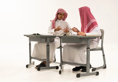 تبادل الأفكار حول المواد التعليمية والتعاون بين الطلاب، تأدية الواجبات المدرسية، العمل الجماعي والتعاون بين الزملاء، بورترية لطالبان عربيان خليجيان سعوديان يرتدين الثوب الابيض و الشماغ يجلسان على الطاولة يقومان بمشاركة المعلومات، فصل دراسي جديد، التعليم في المملكة العربية السعودية، خلفية بيضاء