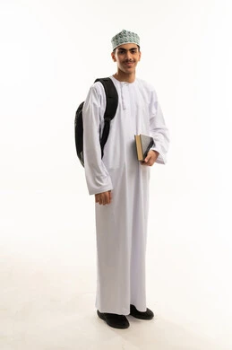 مفهوم الاجتهاد للوصول إلى النجاح، المناهج العلمية التعليمية، مفهوم العودة إلى المدارس، بورتريه لطالب عربي خليجي عمانى يرتدي الدشداشة و الكمة يحمل حقيبة الظهر ينظر الى الكاميرا بايماءات السعادة و السرور، صورة لكامل الجسم، خلفية بيضاء