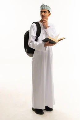 مفهوم شرود الذهن و التأمل والتخطيط للمستقبل, إيجاد حل لمشكلة ما، بورتريه لطالب عربي خليجي عمانى يرتدي الدشداشة و الكمة يحمل حقيبة الظهريمسك بيده كتاب و يضع يده على ذقنه بايماءات التفكير و الحيرة، النظرالي شي ما، الجسم بالطول الكامل، خلفية بيضاء مفهوم شرود الذهن و التأمل والتخطيط للمستقبل, إيجاد حل لمشكلة ما، بورتريه لطالب عربي خليجي عمانى يرتدي الدشداشة و الكمة يحمل حقيبة الظهريمسك بيده كتاب و يضع يده على ذقنه بايماءات التفكير و الحيرة، النظرالي شي ما، الجسم بالطول الكامل، خلفية بيضاء