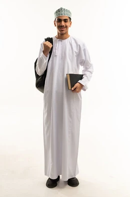 اجتياز الاختبارات بتفوق ودرجات عليا، ايماءات وتعابير اليد تدل على الفوز والنجاح، بورتريه لطالب عربي خليجي عمانى يرتدي الدشداشة و الكمة يحمل حقيبة الظهر و الكتب المدرسية، الجسم بالطول الكامل، خلفية بيضاء