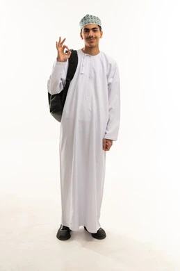 نظرات الحماس والشعور بالرضا, الموافقة والقبول والنصيحة، التعبير عن الجودة والاتقان، ورتريه لطالب عربي خليجي عماني يرتدي الدشداشة و الكمة يحمل حقيبة الظهر المدرسية يرفع يديه بإيماءات الجودة والامتياز والتميز، إيجاد الأفكار والحلول المناسبة, الجسم بالطول الكامل، خلفية بيضاء