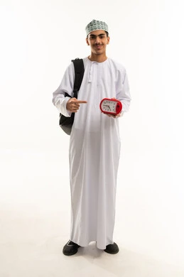 مفهوم تنظيم و إدارة الوقت, الاستعداد للعام الدراسي الجديد, التعليم في سلطنه عمان, بورتريه لطالب عربي خليجي عماني يرتدي الدشداشة و الكمة يحمل حقيبة الظهر المدرسية يمسك ساعة المنبه بيده و يشير اليها, ايماءات السعادة و السرور، الجسم بالطول الكامل, خلفية بيضاء مفهوم تنظيم و إدارة الوقت, الاستعداد للعام الدراسي الجديد, التعليم في سلطنه عمان, بورتريه لطالب عربي خليجي عماني يرتدي الدشداشة و الكمة يحمل حقيبة الظهر المدرسية يمسك ساعة المنبه بيده و يشير اليها, ايماءات السعادة و السرور، الجسم بالطول الكامل, خلفية بيضاء