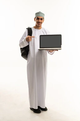 استخدام الأجهزة التقنية الحديثة والمتطورة, مفهوم إنجاز مهام العمل عن بعد, بورتريه لطالب ثانوي عربي خليجي عماني يرتدي الدشداشة و الكمه و حقيبة الظهر يقوم بعرض شاشة سوداء فارغة عبر الحاسب و يشير الها ، الجسم بالطول الكامل، خلفية بيضاء