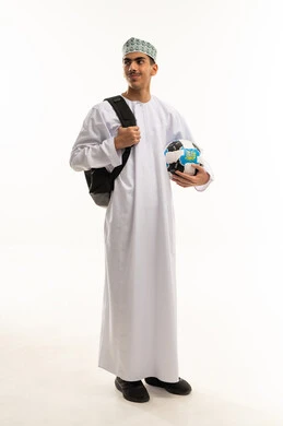 تشجيع فريق لعبة كرة القدم، بورترية لطالب عربي خليجي عماني يرتدي الدشداشة و الكمه يحمل حقيبة على ظهرة يمسك بيده كره القدم ، النظر الى شيء ما ، الجسم بالطول الكامل ، خلفية بيضاء