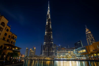 النمو والتطور العمراني على ساحل الخليج العربي، الفن الهندسي المعماري لبرج خليفة وسط ناطحات السحاب في مدينة دبي، الواجهة السياحية في الامارات العربية المتحدة، جذب واستقطاب السياح من انحاء العالم