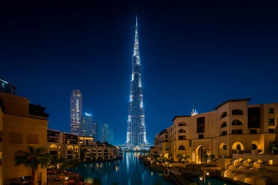 النمو والتطور العمراني على ساحل الخليج العربي، الفن الهندسي المعماري لبرج خليفة وسط ناطحات السحاب في مدينة دبي، الواجهة السياحية في الامارات العربية المتحدة، جذب واستقطاب السياح من انحاء العالم