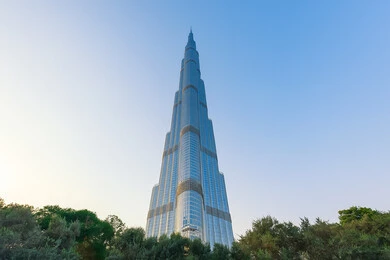 النمو والتطور العمراني على ساحل الخليج العربي، الفن الهندسي المعماري لبرج خليفة وسط ناطحات السحاب في مدينة دبي، الواجهة السياحية في الامارات العربية المتحدة، جذب واستقطاب السياح من انحاء العالم