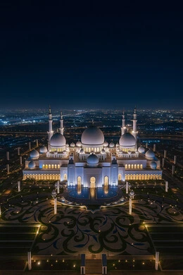 منظر جوي من الأعلى للساحة الخارجية لمسجد الشيخ زايد المضيء في مدينة أبو ظبي في الليل، الفن الهندسي المعماري الإسلامي لمساجد الإمارات، التصاميم المعمارية الاسلامية للأماكن الدينية في الإمارات العربية المتحدة