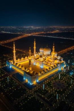 منظر جوي من الأعلى للساحة الخارجية لمسجد الشيخ زايد المضيء في مدينة أبو ظبي في الليل، الفن الهندسي المعماري الإسلامي لمساجد الإمارات، التصاميم المعمارية الاسلامية للأماكن الدينية في الإمارات العربية المتحدة