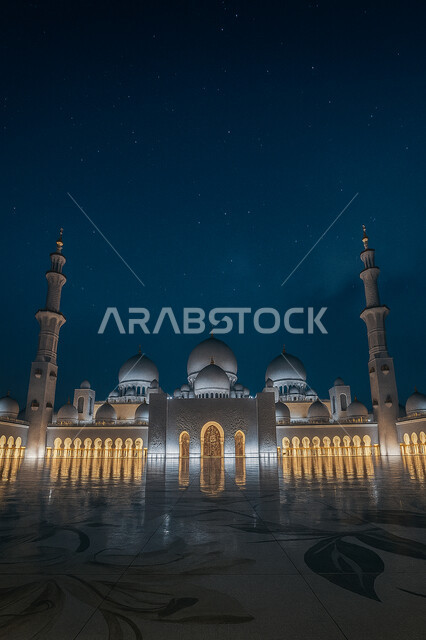 الساحة الخارجية لمسجد الشيخ زايد المضيء في مدينة أبو ظبي في الليل، الفن الهندسي المعماري الإسلامي لمساجد الإمارات، التصاميم المعمارية الاسلامية للأماكن الدينية في الإمارات العربية المتحدة