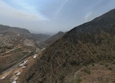 جبال الصهاليل والريث في منطقة جازان، مكان ومنطقة سياحية طبيعية، الأشجار والنباتات ومساحات الطبيعة الخضراء، المدرجات الزراعية على السفوح الجبلية، القمم والمرتفعات الصخرية في النهار