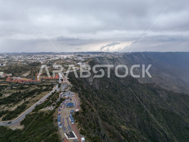 الأماكن والمناطق الطبيعية في المملكة العربية السعودية، منظر الغيوم والسحب في السماء فوق التضاريس الطبيعية والتكوينات والتشكلات الصخرية، صورة جوية لجبال تنومة في منطقة عسير، قمم ومرتفعات سلسلة السروات الجبلية في محافظة النماص
