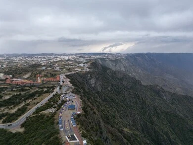 الأماكن والمناطق الطبيعية في المملكة العربية السعودية، منظر الغيوم والسحب في السماء فوق التضاريس الطبيعية والتكوينات والتشكلات الصخرية، صورة جوية لجبال تنومة في منطقة عسير، قمم ومرتفعات سلسلة السروات الجبلية في محافظة النماص