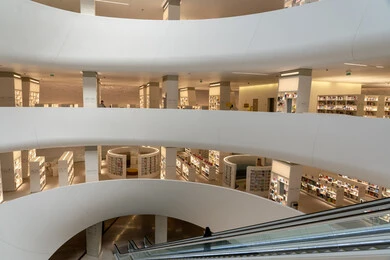 A famous cultural landmark, the interiors of the King Abdulaziz Center for World Culture (Ithra) in Dhahran, Saudi Arabia, feature distinctive interior decorations and architectural designs.