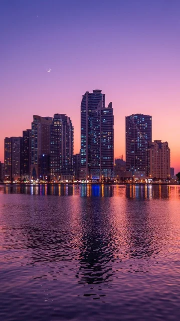 أبراج وناطحات سحاب إمارة الشارقة بدولة الإمارات العربية المتحدة ، منظر غروب الشمس على ساحل البحر ,اطلالة ناطحات السحاب  على الخليج العربي, السياحه في دول الخليج, التقدم والتطور العمراني