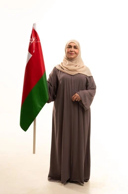 حب الوطن والانتماء إليه، إحياء ذكرى تأسيس الدولة 1775 م، ثقافات ورموز وطنية, بورترية لإمراة كبيرة بالسن عربية عمانية خليجية محجبة ترتدي العباءة تمسك العلم الوطني للبلاد تحتفل بذكرى اليوم الوطني العماني 18 نوفمبر، الجسم بالطول الكامل، خلفية بيضاء
