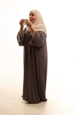 الشعور بالتعب والمرض، التعرض للإصابة بفيروس كوفيد-19، بورترية لإمراة كبيرة بالسن عربية سعودية خليجية محجبة ترتدي العباءة تقوم باستعمال المناديل الورقية أثناء العطس، إيماءات وجه ويدين تدل على العطاس، الجسم بالطول الكامل, خلفية بيضاء