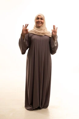 التعبير عن الجودة والاتقان، القبول والموافقة والرضا، بورترية لإمراة كبيرة بالسن عربية سعودية خليجية محجبة ترتدي العباءة تشير بيدها بإيماءات وتعابير وجه و يدين تدل على الاعجاب، علامة الجودة الامتياز والتميز، الجسم بالطول الكامل، خلفية بيضاء