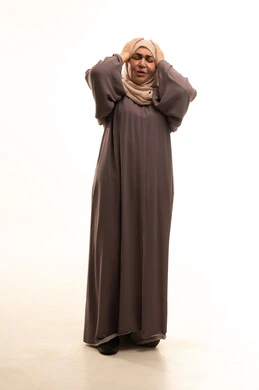 الإرهاق و التعب و الحاجه للعلاج, طلب المساعده للذهاب الى المستشفى، بورترية لإمراة كبيرة بالسن عربية سعودية خليجية محجبة ترتدي العباءة تضع يدها على رأسها بتعابير الدوخة وعدم التوازن, الجسم بالطول الكامل، خلفية بيضاء